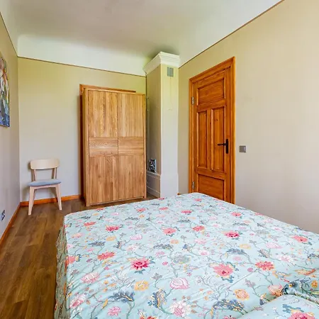 Апартаменти Just Renovated Stories Free Parking Рига