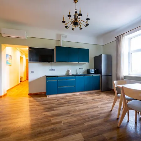 Just Renovated Stories Free Parking *